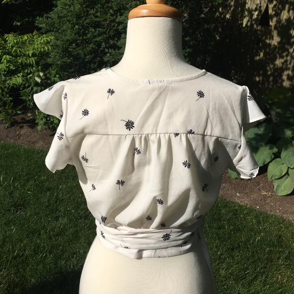 E M Flutter Sleeve Wrap Top - Picture 3 of 4